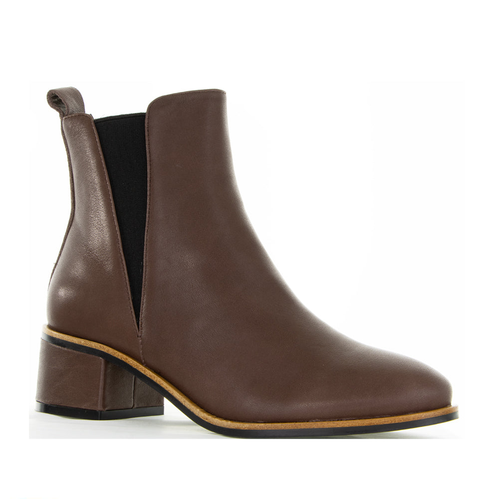 Le Sansa LE SANSA RING CHOCO boots featuring a sleek design and chocolate-colored leather finish.