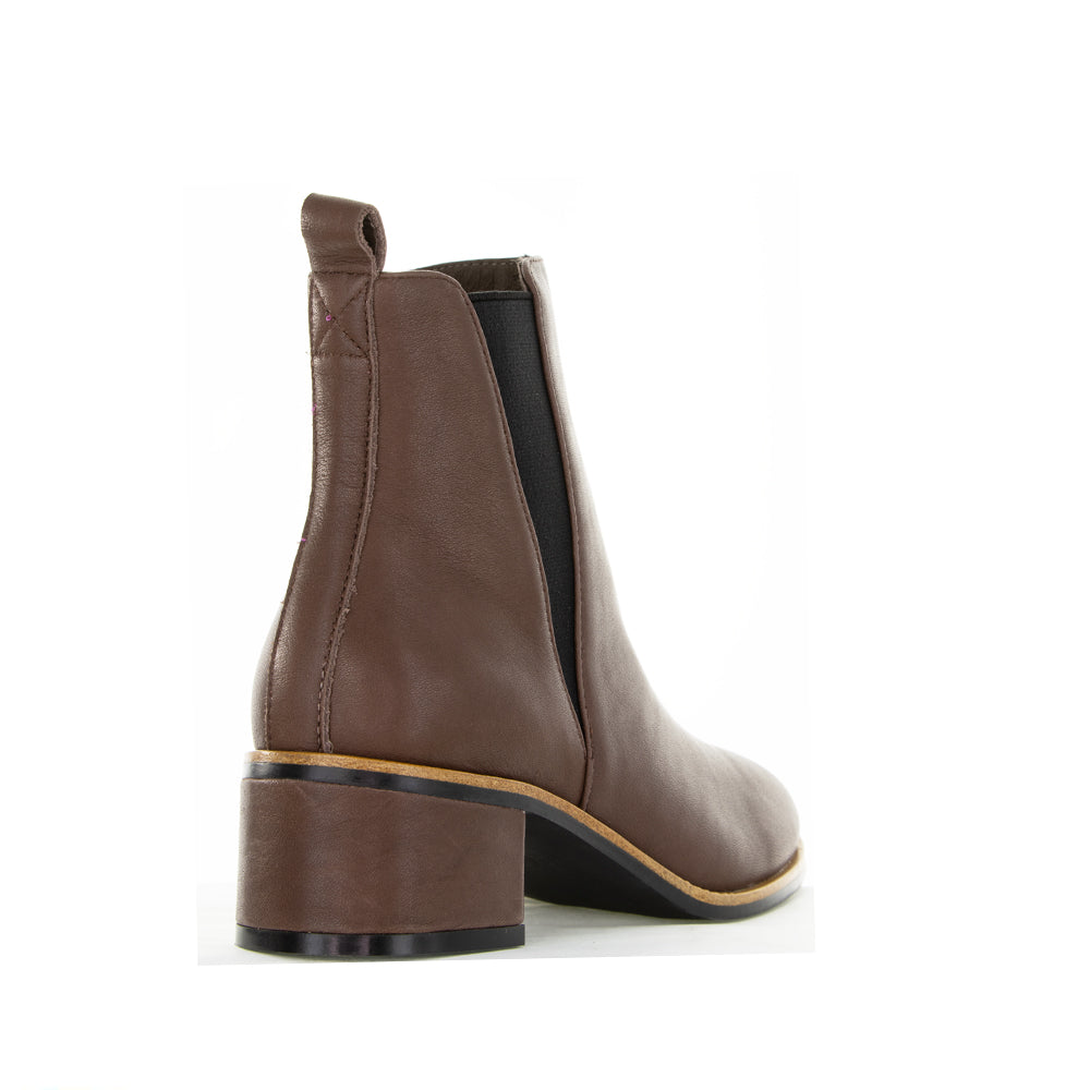 Le Sansa Choco boots featuring a stylish design with a sleek leather finish and a comfortable sole.