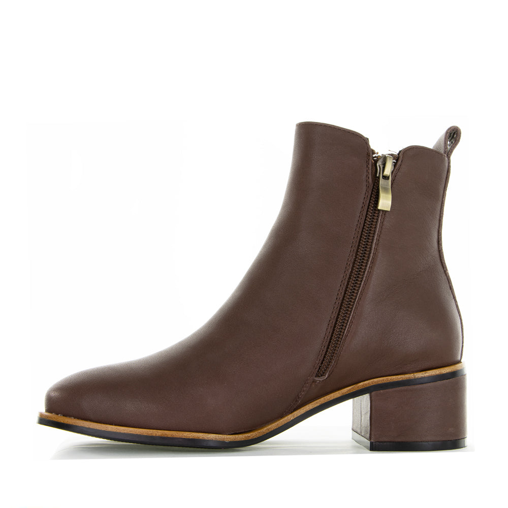 Le Sansa leather boots featuring the Sansa Ring Choco design with stylish ankle strap and chunky heel.
