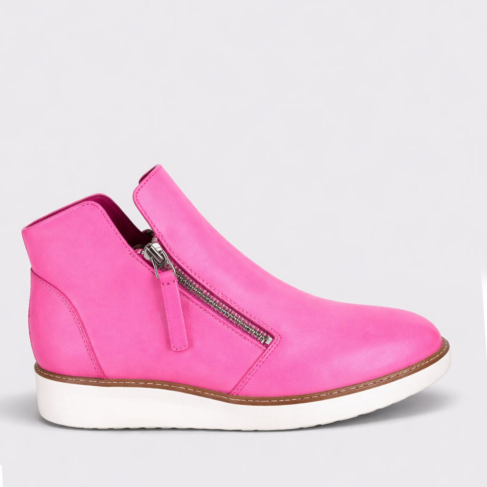 LE SANSA Ronnie Hot Pink boots with stylish design and chunky sole, perfect for a bold fashion statement.