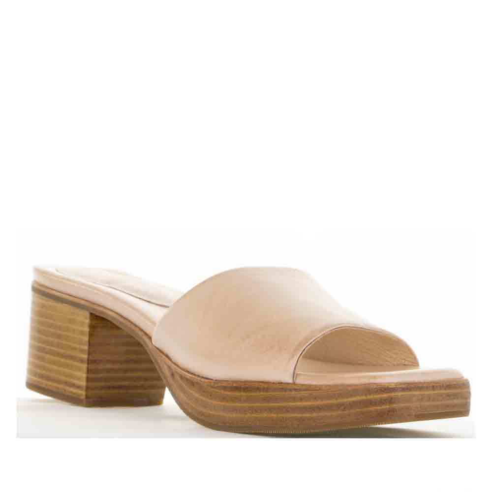 Le Sansa Rosemary Blush slip-on shoes featuring a soft blush color and comfortable design.