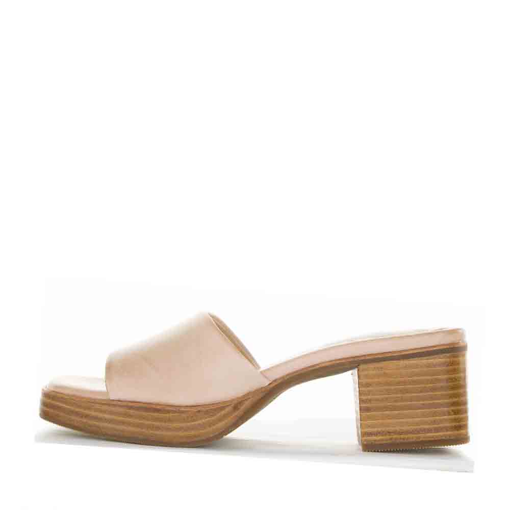 Le Sansa Rosemary Blush slip-on shoes with a soft blush color and comfortable design, perfect for casual wear.