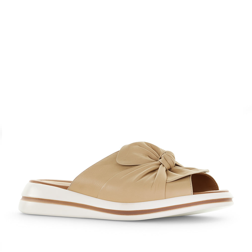 LE SANSA SALSA CAMEO / TAN Women Slip-ons - Zeke Collection NZ