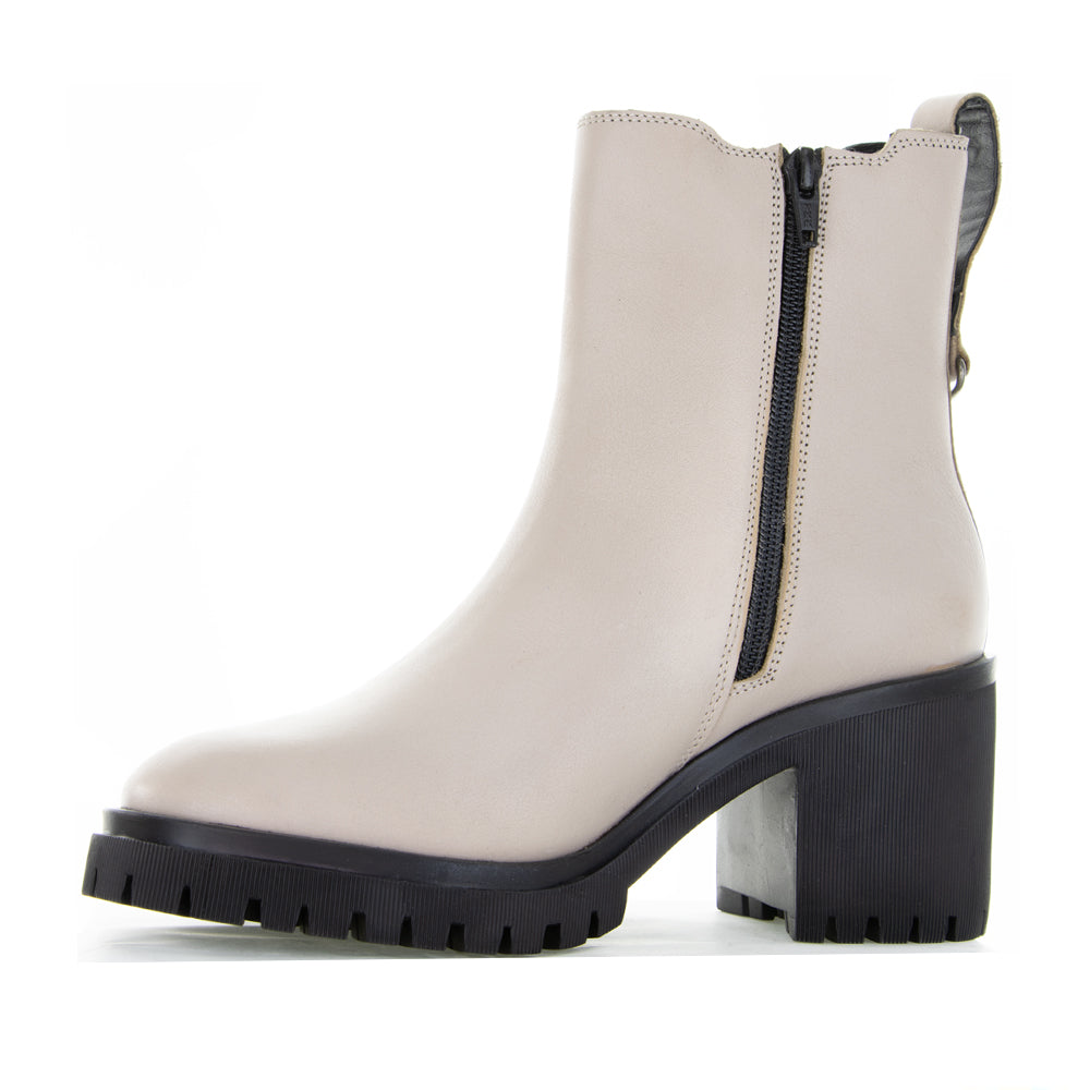 Le Sansa Samira Silver Grey boots showcasing sleek leather design with pointed toes and stylish ankle height.
