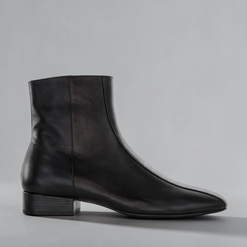 Black LE SANSA Sasha boots, stylish ankle boots with a sleek design, featuring a rounded toe and low heel.