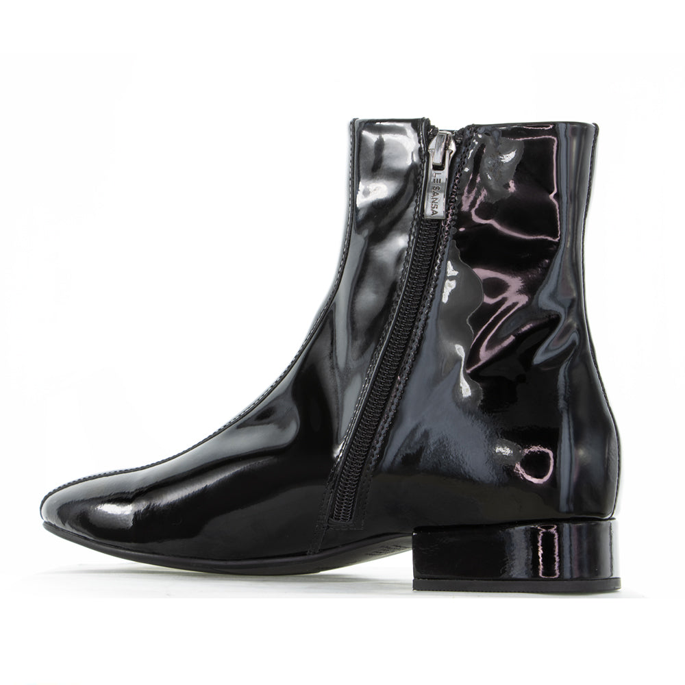 Le Sansa Sasha black patent boots with sleek shiny finish and stylish design, perfect for a fashionable look.