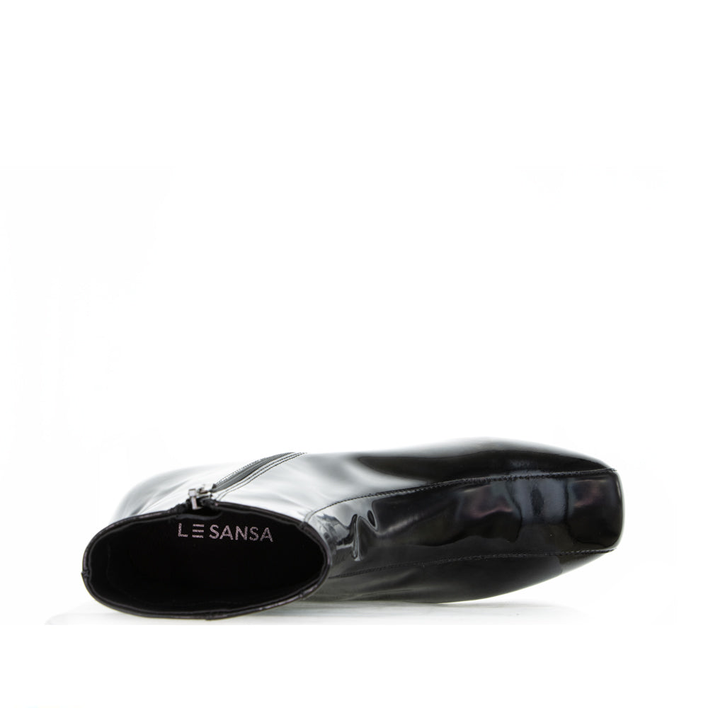 Le Sansa Sasha black patent boots with pointed toes and sleek design, perfect for stylish footwear.