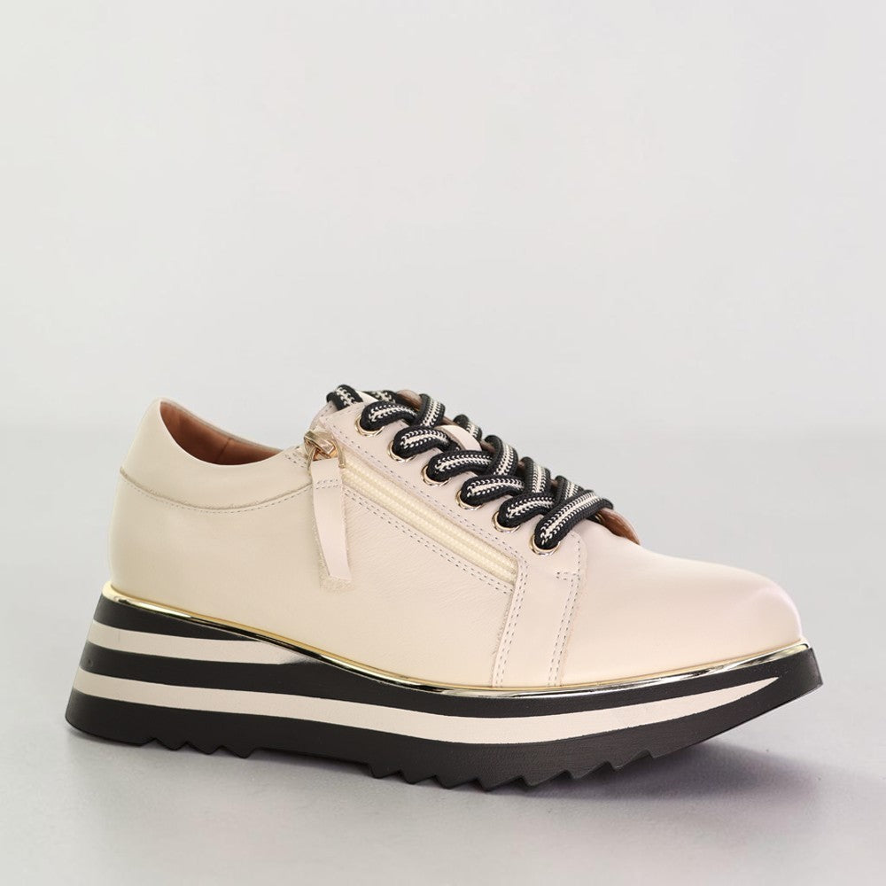Le Sansa Skippa Cream sneakers with white and cream colorway, featuring stylish design and comfortable soles.