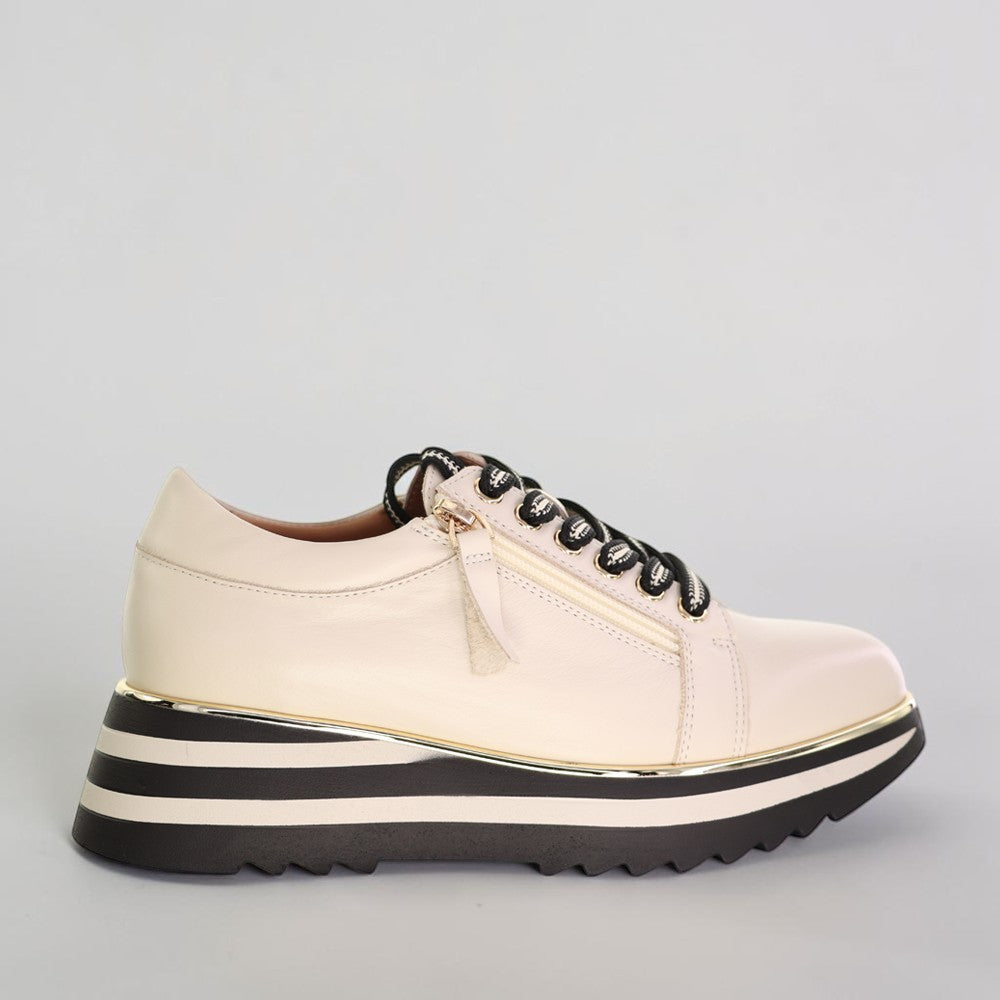 Le Sansa Skippa Cream sneakers with white and cream colorway, featuring sleek design and casual comfort for everyday wear.
