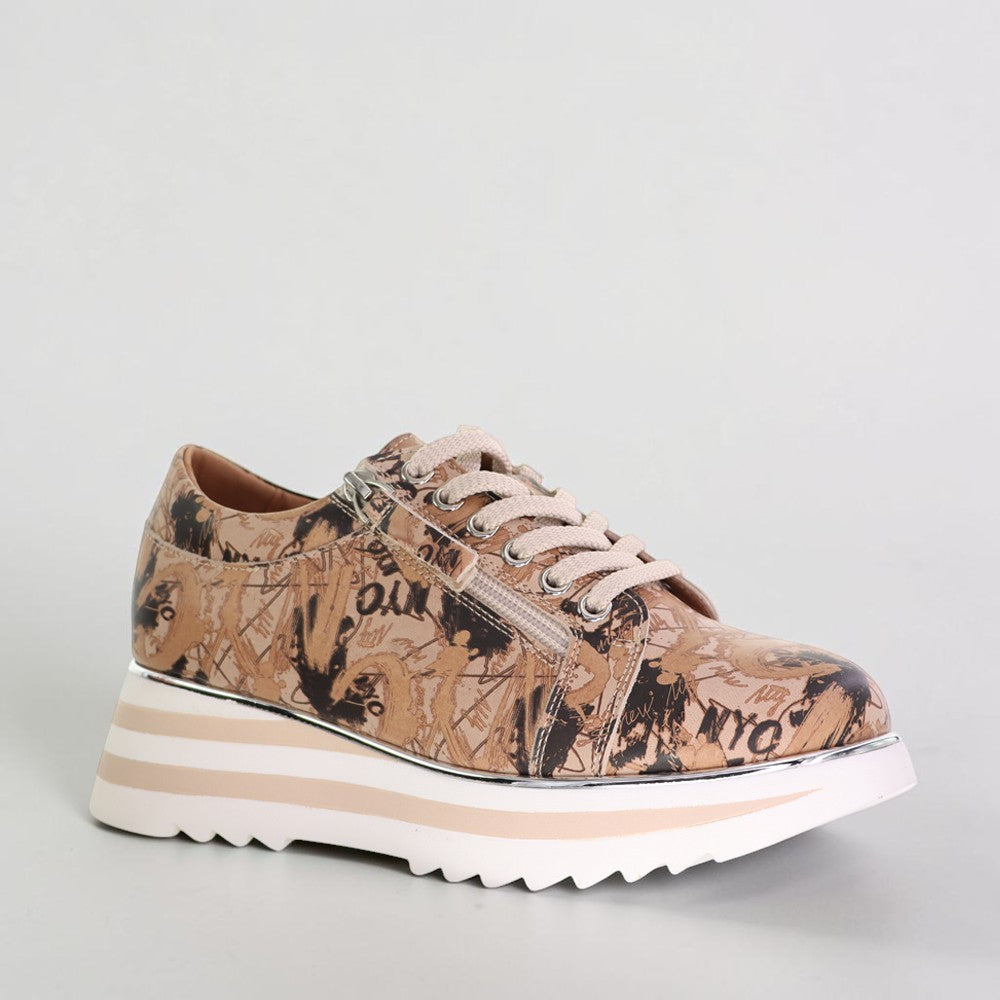 Le Sansa Skippa Naked NYC sneakers featuring a sleek design and neutral color, displayed on a plain background.