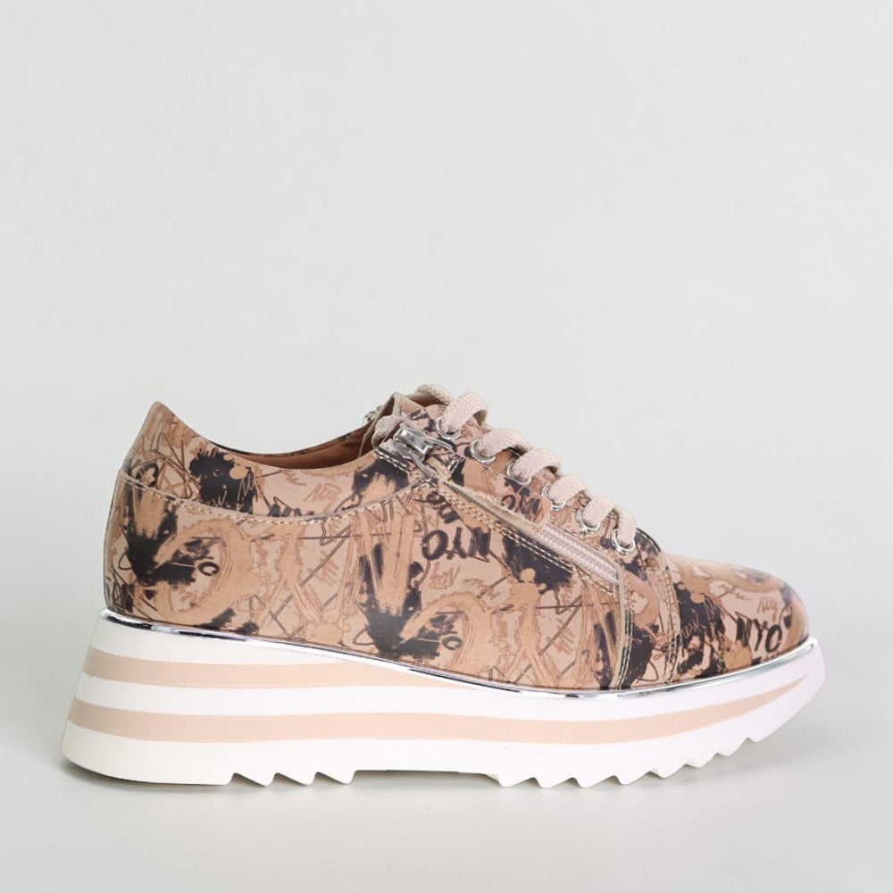 Le Sansa Skippa Naked NYC sneakers in white with black accents, featuring a sleek low-top design and stylish laces.
