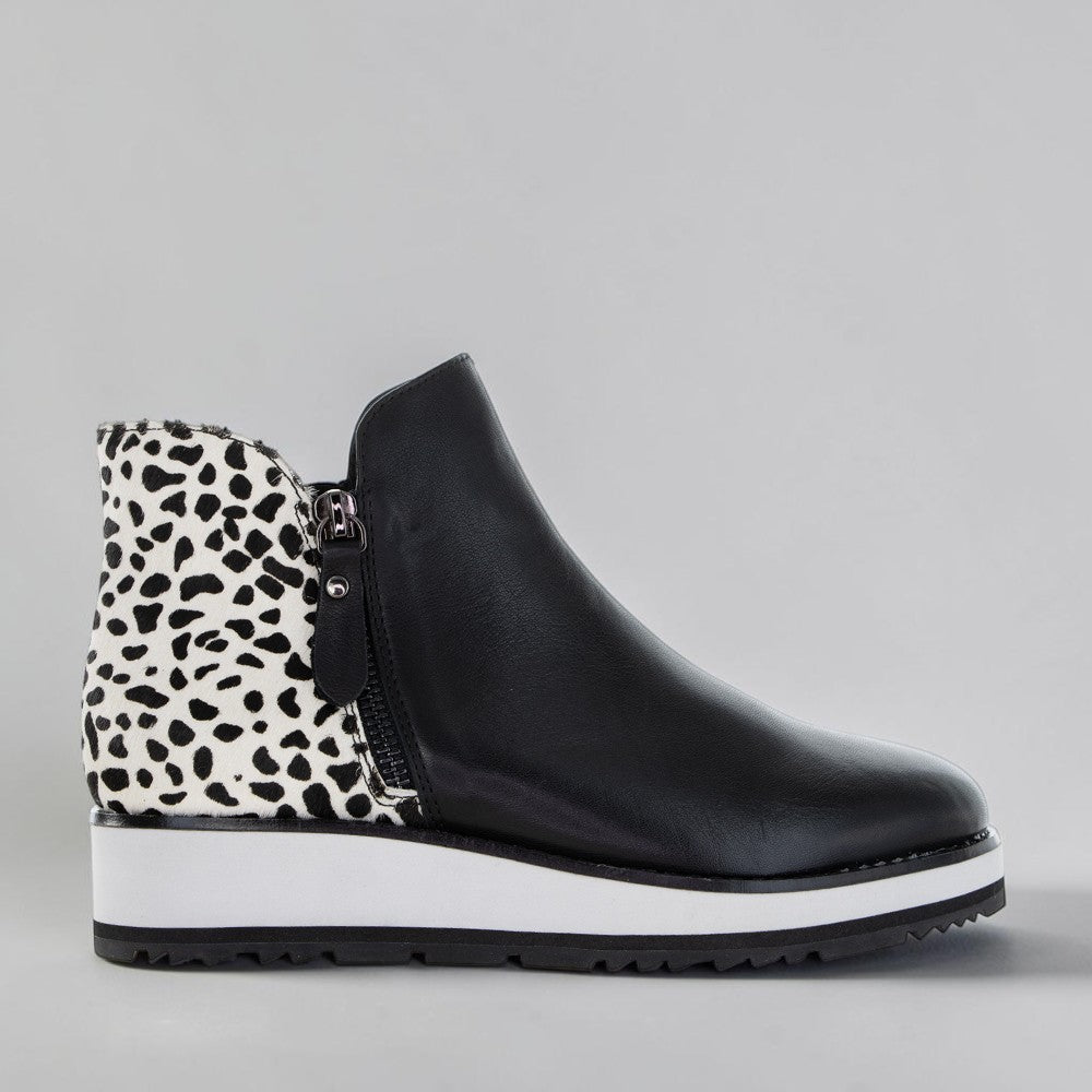 LE SANSA Stow Black Snow Pony boots with rugged design and ankle straps, suitable for winter outdoor wear.