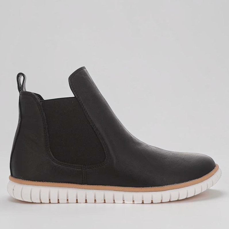 Black LE SANSA Indy boots with sleek leather design and pointed toe, displayed on a neutral background.