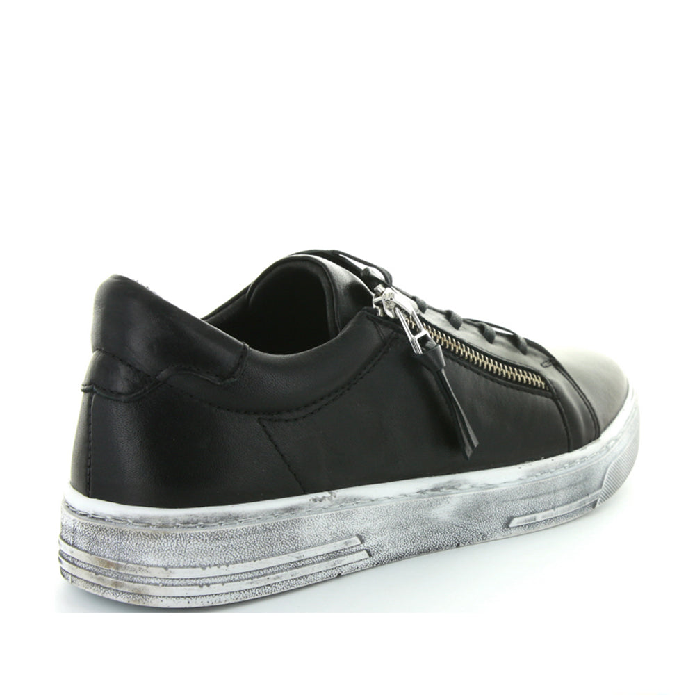 Black Le Sansa Warren sneakers with sleek design, featuring black laces and modern athletic style.