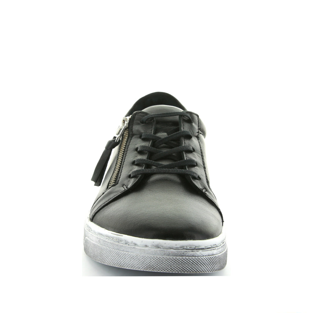 Black Le Sansa Warren sneakers with sleek design and white sole, showcasing the stylish and comfortable footwear.