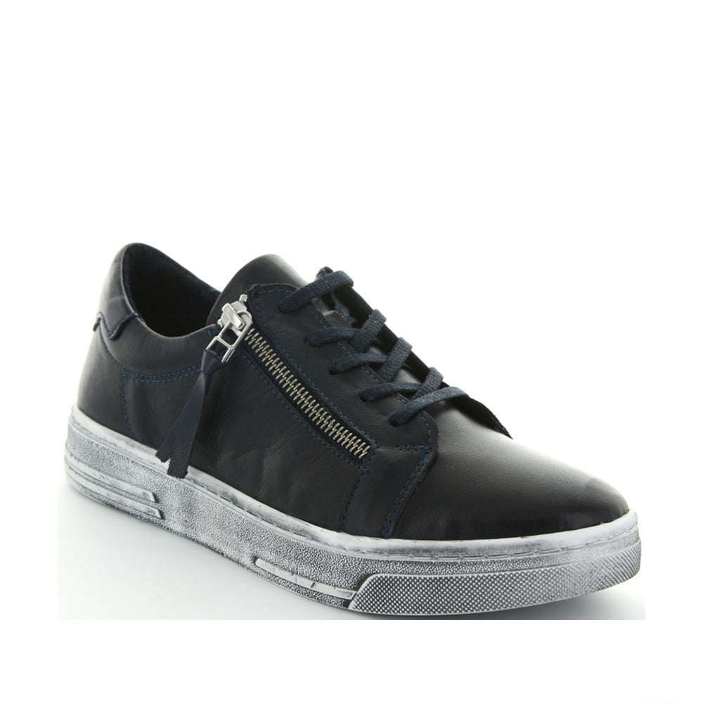 Le Sansa Warren Navy sneakers featuring navy blue canvas uppers and white rubber soles, showcasing casual footwear style.