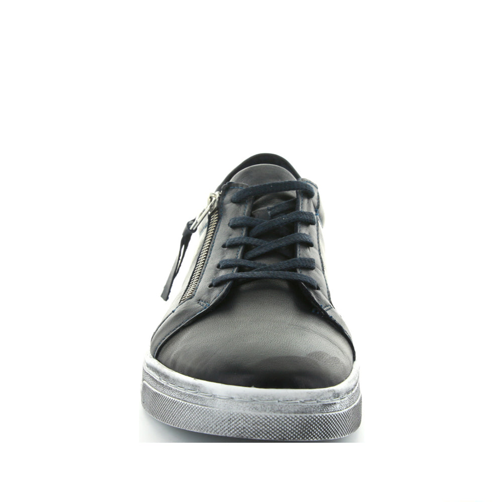 Le Sansa Warren Navy sneakers with navy blue canvas and white rubber soles, featuring laced closure and casual style.