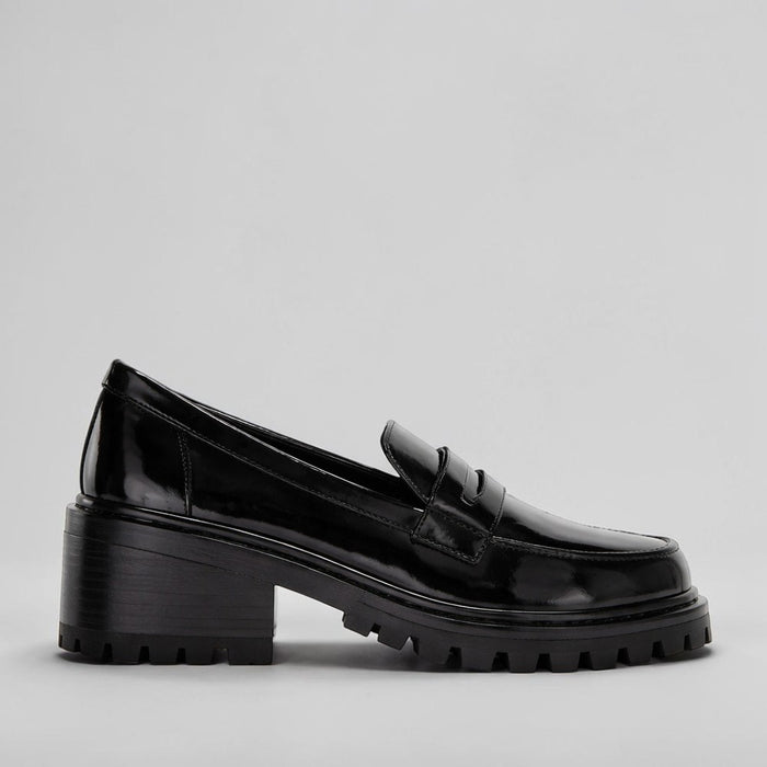 Black patent casual shoes by Le Sansa, model Zoey, featuring a sleek, shiny finish and comfortable slip-on design.