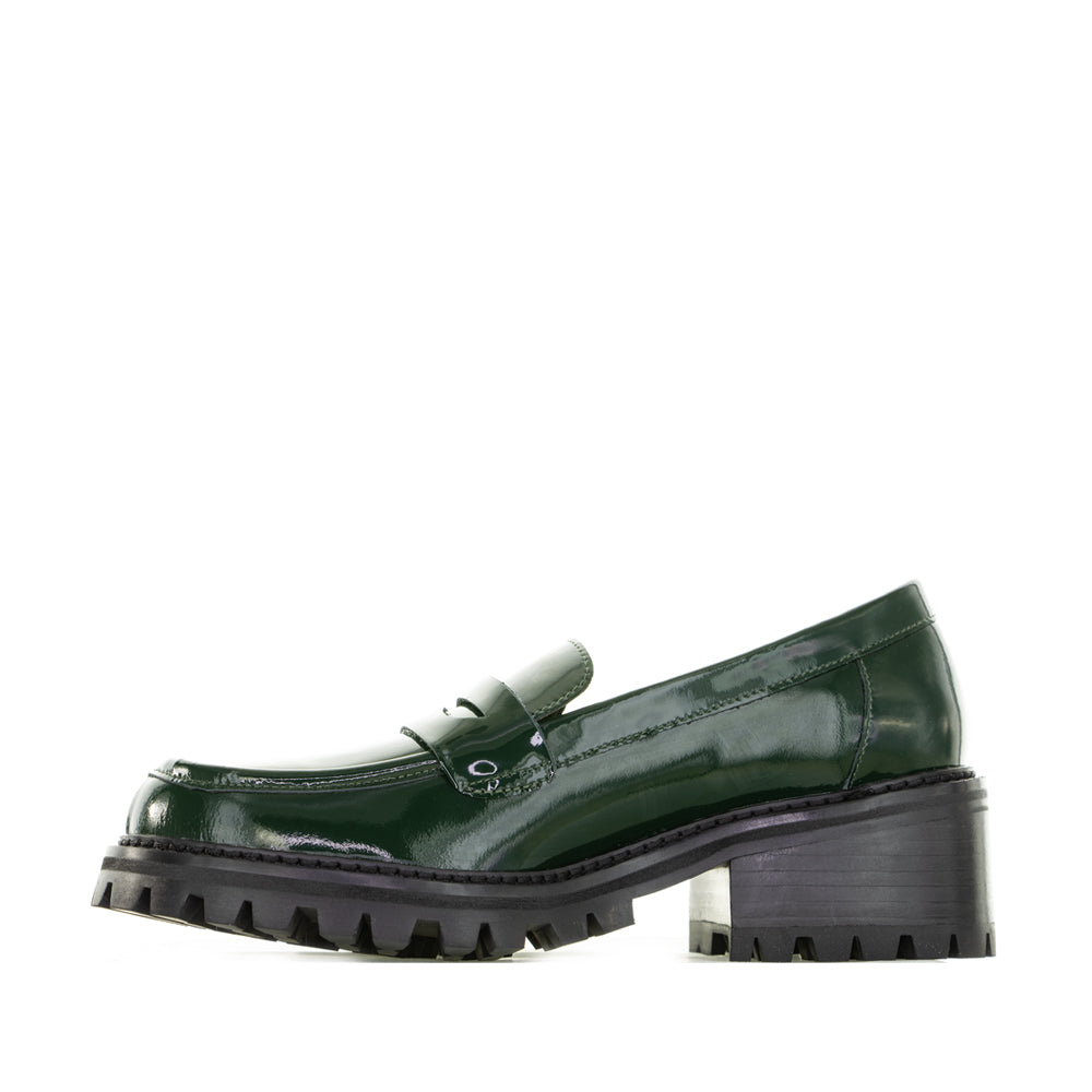 Le Sansa Zoey green patent casual bottle with sleek design and shiny finish, perfect for everyday use.