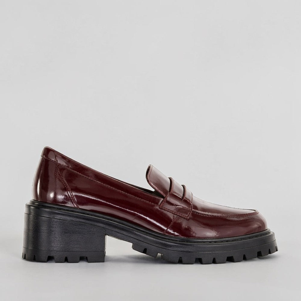 LE SANSA Zoey Merlot Patent casual shoes featuring a sleek, shiny patent finish and comfortable slip-on style.
