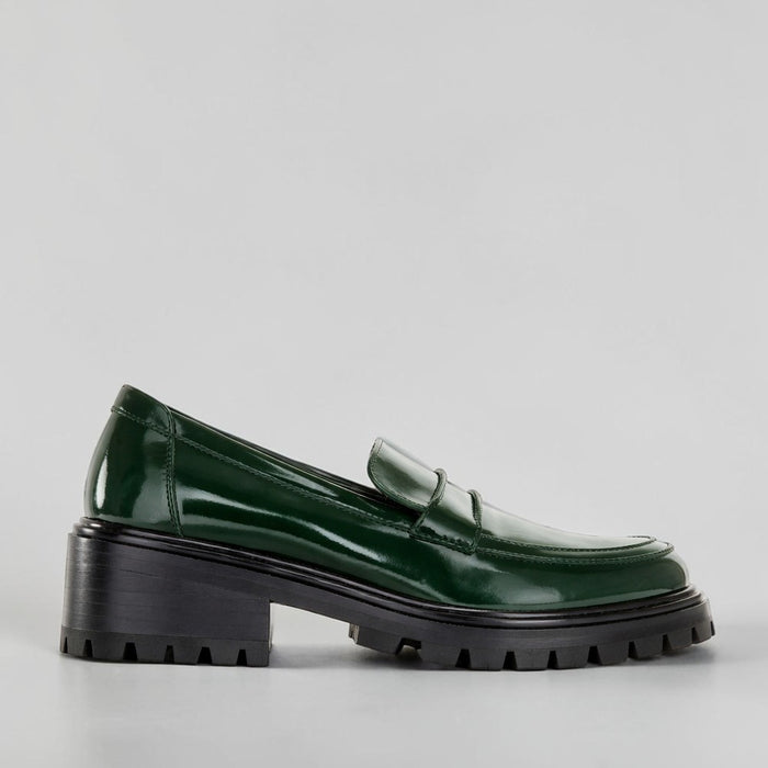 Le Sansa Zoey green patent casual bottle in a stylish, sleek design with a shiny green finish, perfect for everyday use.