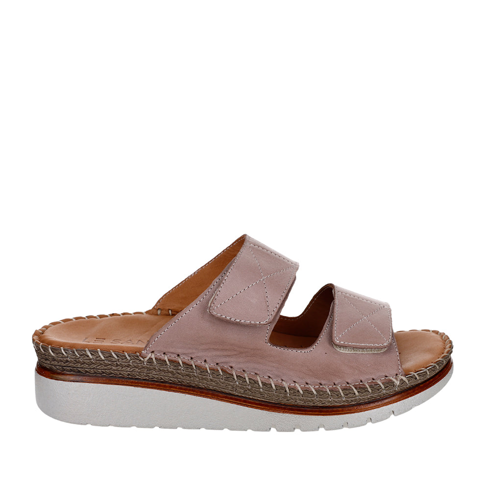 Le Sansa Lesansa Faye slip-on hat in stylish design, shown from the front with a comfortable fit and textured fabric.