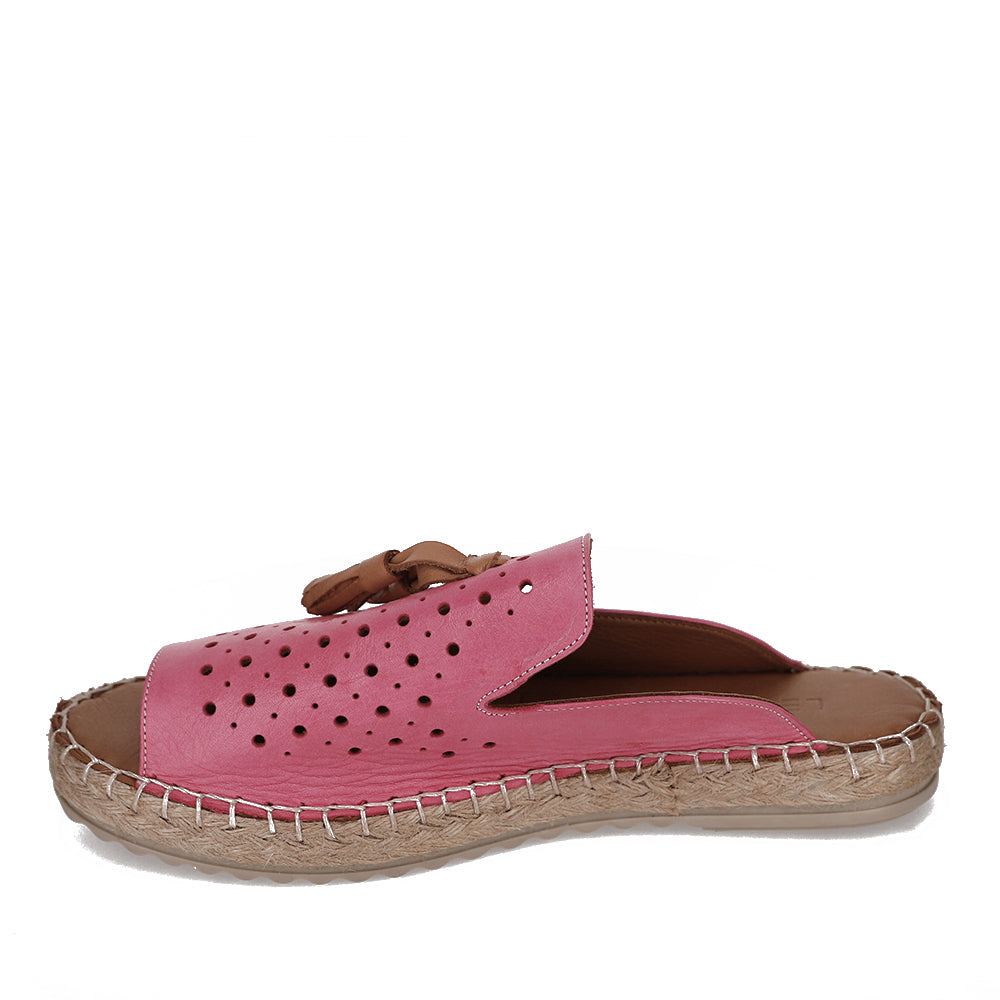 Le Sansa slip-on shoes in vibrant fuchsia color, featuring a sleek design and comfortable fit.