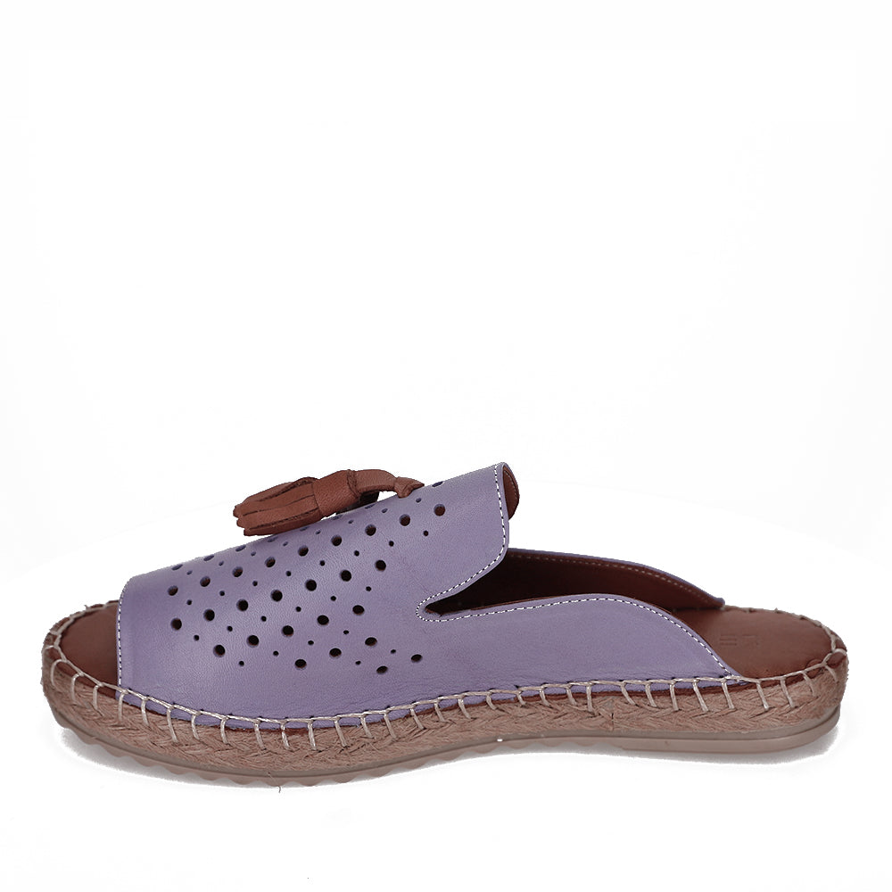 Le Sansa Sansa Dolonda lavender slip-on shoes with rounded toe and soft fabric upper, perfect for casual wear.