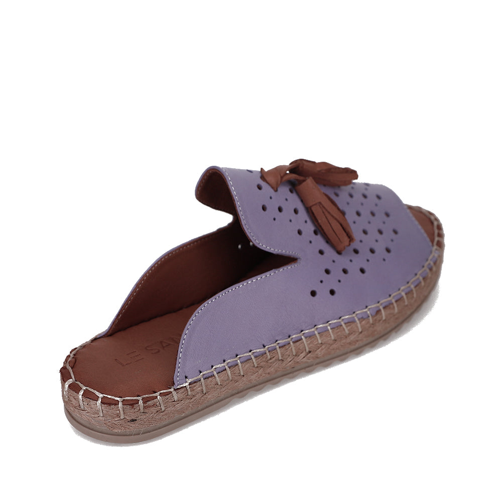 Le Sansa Sansa Dolonda lavender slip-ons with a rounded toe and slip-on design, perfect for casual wear.