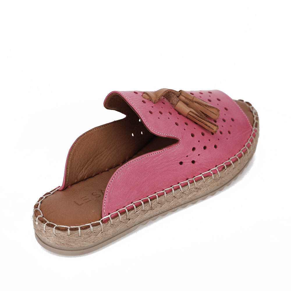 Le Sansa Dolonda slip-on shoes in vibrant fuchsia color, showcasing the stylish and comfortable design of the Le Sansa brand.