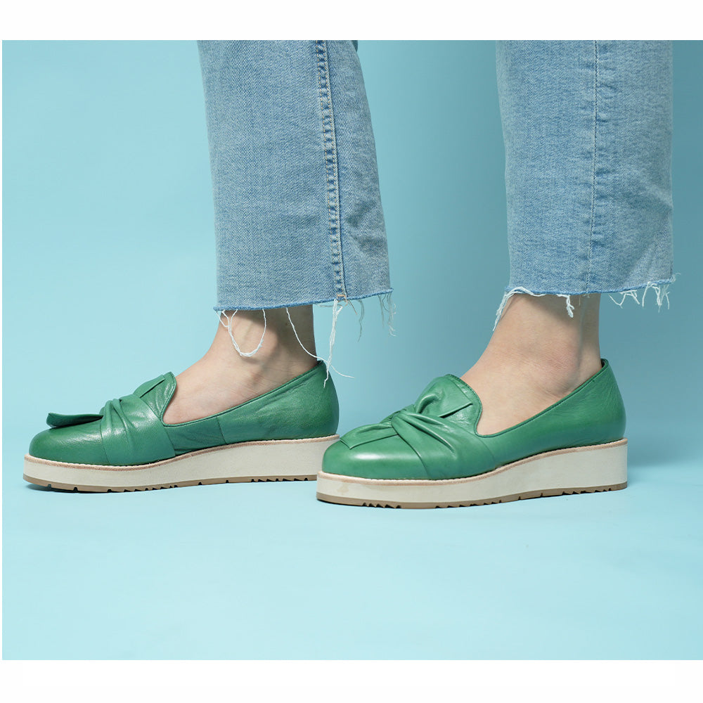 Le Sansa Lesansa Rosie Pine slip-on shoes in soft pink with a casual design and comfortable fit.