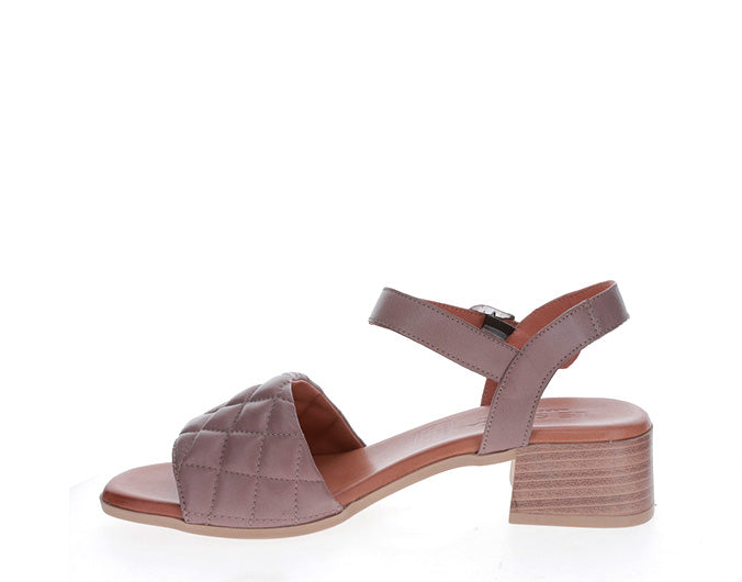 Le Sansa Lincoln Hat sandals featuring strappy design, neutral color, and comfortable flat soles for casual wear.