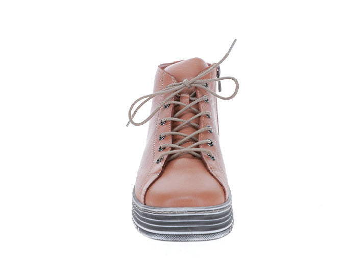 Le Sansa Vivid Tan boots with pointed toes and sleek leather design, showcasing stylish ankle-length footwear.