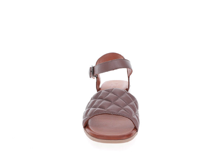Le Sansa Lincoln hat sandals with stylish straps and comfortable sole, perfect for casual summer wear.