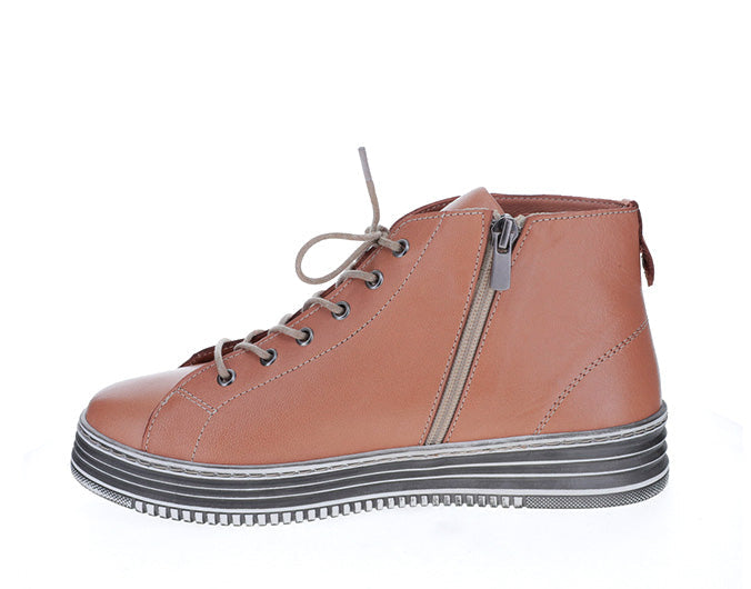 Le Sansa Vivid Tan boots with sleek leather design and pointed toes, showcased on a neutral background.