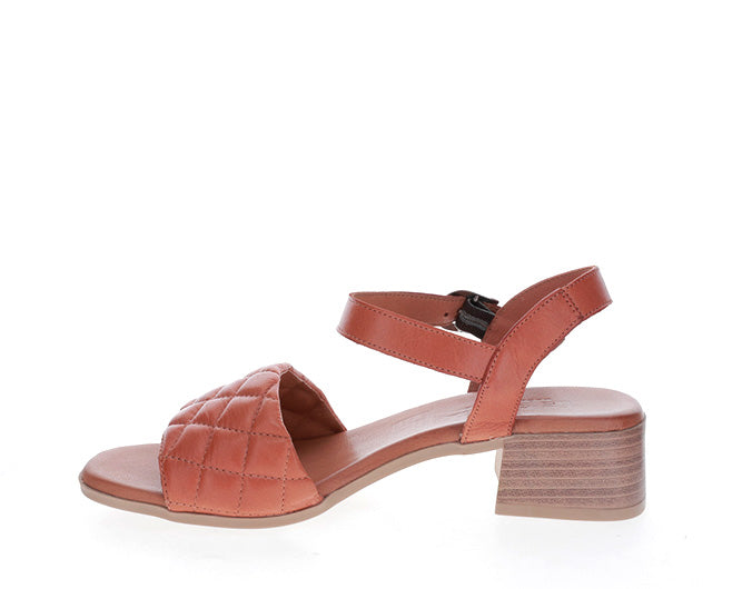 Le Sansa Lincoln Tan sandals featuring a tan leather strap design and open-toe style, perfect for casual summer wear.