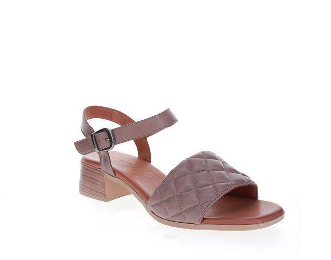 Le Sansa Lincoln hat, stylish sandals with a comfortable strap design, perfect for casual wear and summer outings.