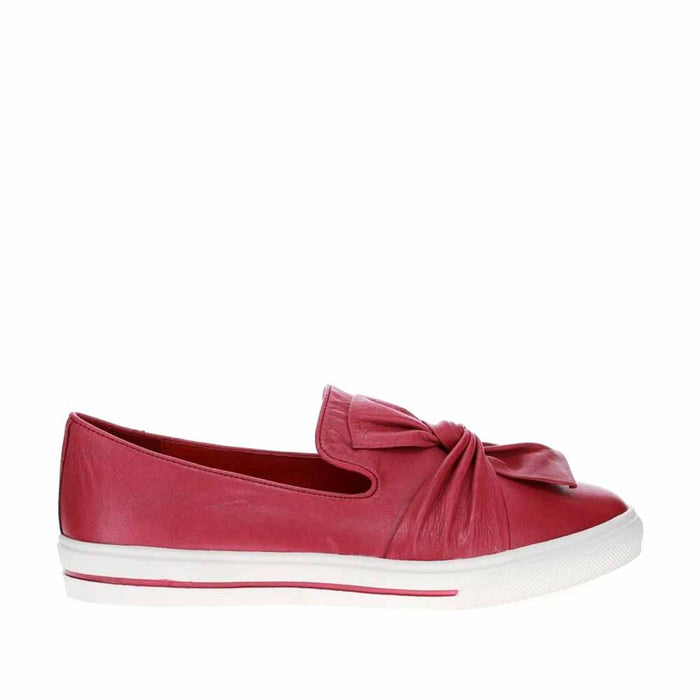 Le Sansa Izzy Bordo slip-on shoes with a sleek design and neutral color, displayed on a plain background.