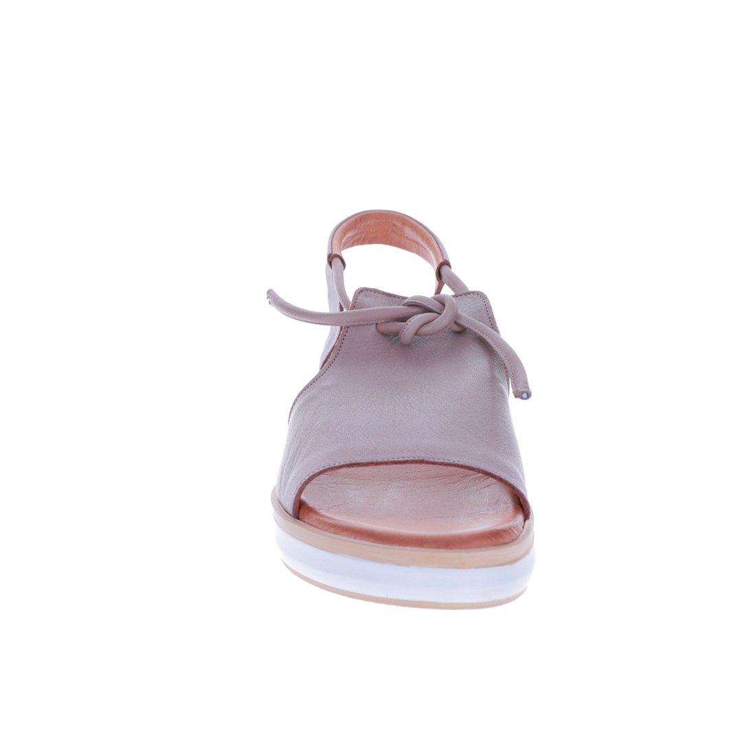 Le Sansa Sansa Hide Hat sandals with tan straps and open-toe design, featuring comfortable footbed and stylish leather accents.