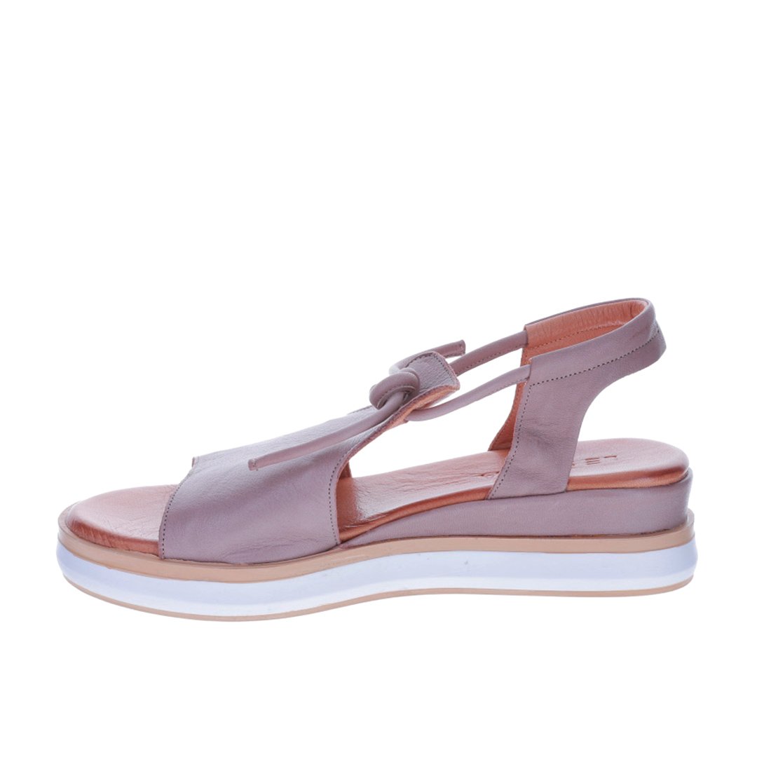 Le Sansa Hide Hat sandals with tan leather straps and casual slip-on design, perfect for warm weather and relaxed style.