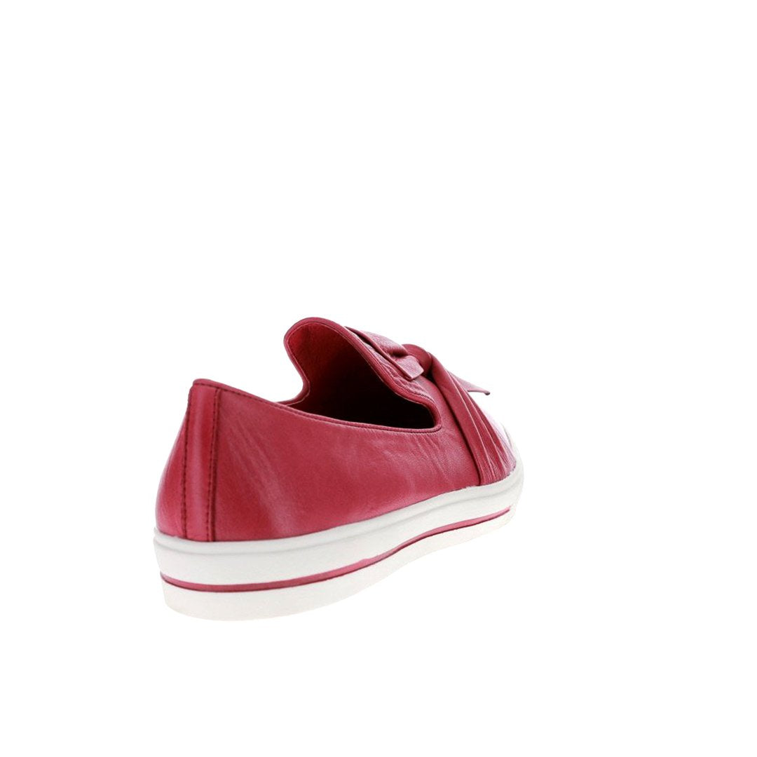 Le Sansa Izzy Bordo slip-on shoes with tan leather upper and casual design, suitable for everyday wear.
