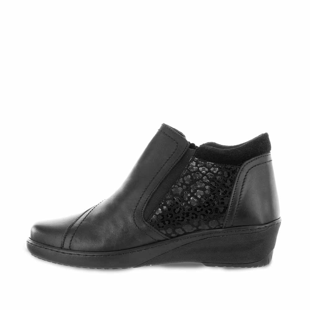 Black Cabello CP462-18 boots with a sleek design and rounded toe, displayed on a neutral background.