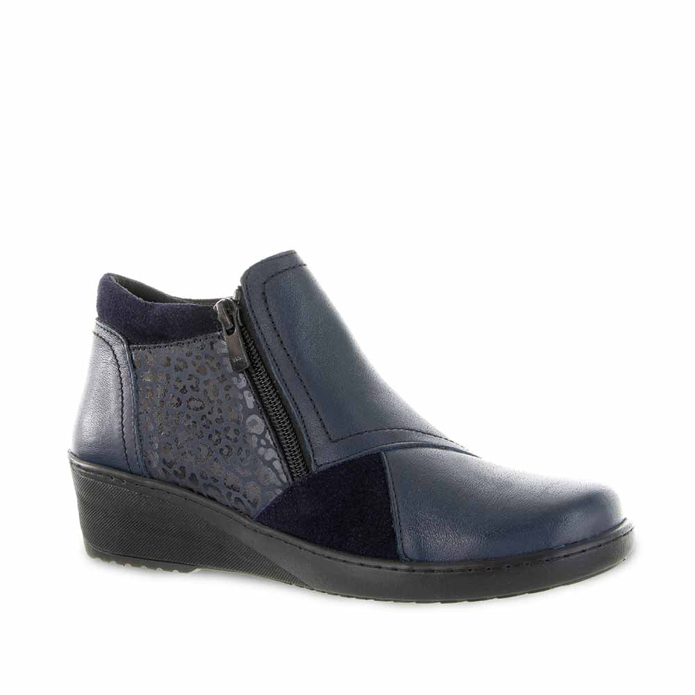 Cabello navy boots with sleek design and sturdy soles, perfect for casual or outdoor wear.