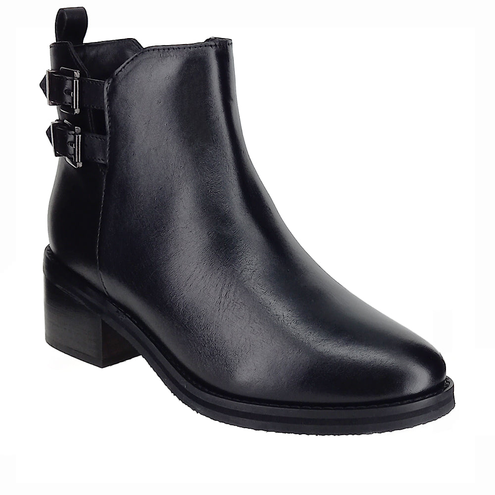 Le Sansa Deep Black boots in black leather with ankle-high design and chunky heel, displayed on a neutral background.