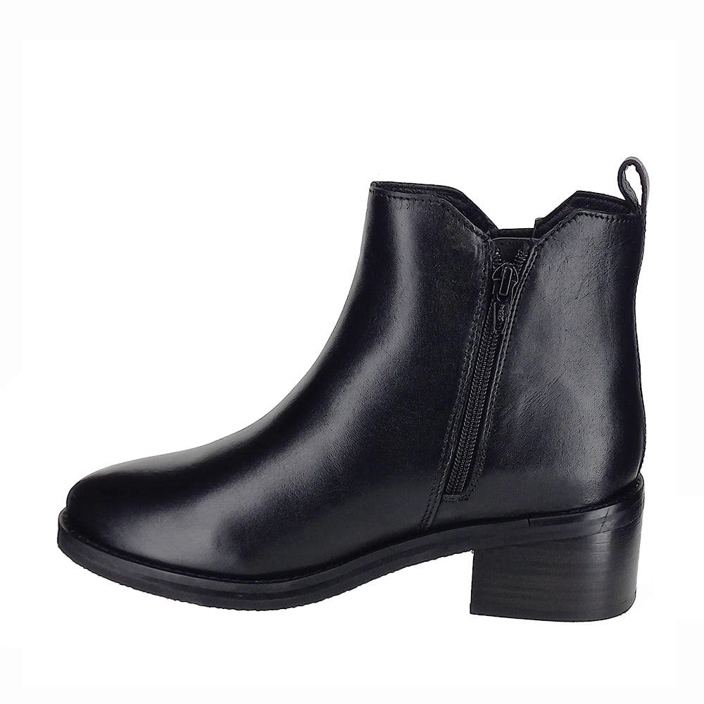 Le Sansa Deep Black boots with sleek design and black leather finish, showing stylish footwear from the front view.