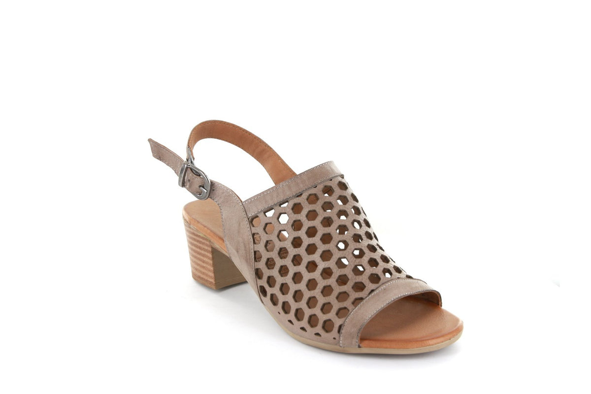 Le Sansa Lesansa Lava Hat sandals with tan leather straps and cushioned soles, displayed on a neutral background.
