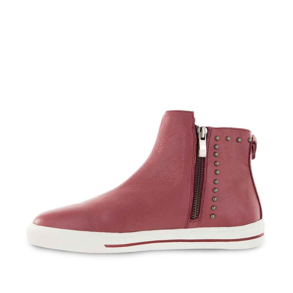 Le Sansa boots in bordo color with stylish design, featuring a sleek silhouette and comfortable ankle-height fit.