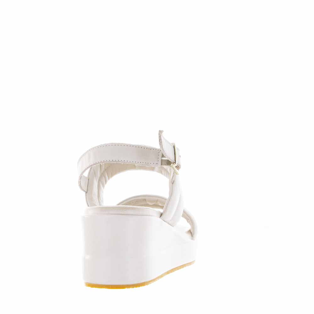 Le Sansa Mod Silver Grey sandals featuring sleek design and silver grey straps, perfect for casual and stylish summer wear.