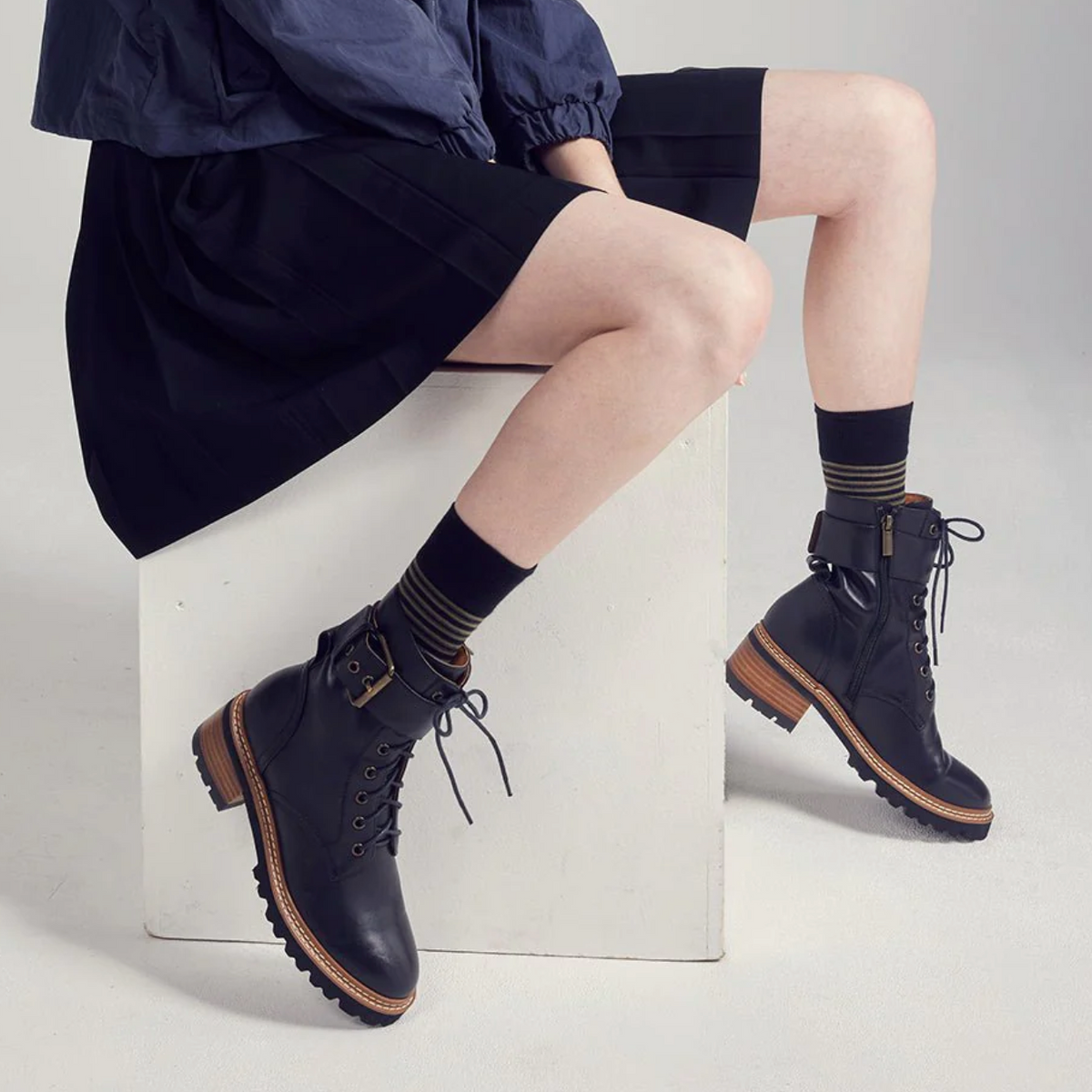 Eos EOS LINE BLACK boots, black leather ankle boots with lace-up design, stylish and versatile footwear for women.