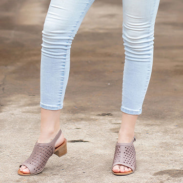 Le Sansa Lesansa Lava Hat sandals featuring tan straps and a comfortable flat sole, perfect for casual summer wear.